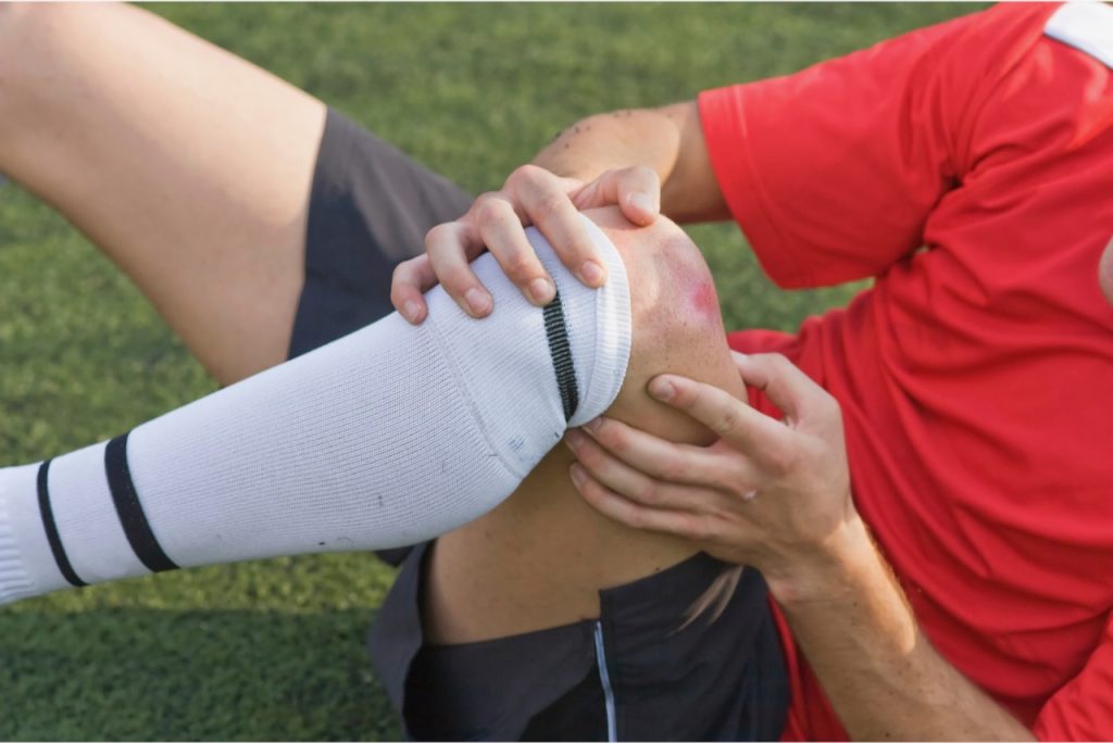 Un joueur de soccer se blesse au genou