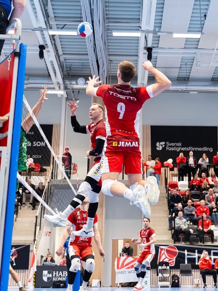 Marc-Antoine Durocher s’élève au filet lors d’un match de volleyball du Habo Wolley en Suède.